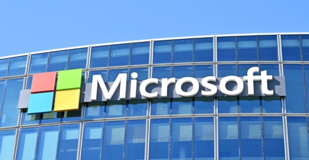 Microsoft-Logo an der Fassade eines Bürogebäudes – der US-Technologiekonzern baut im Zuge seiner KI-Strategie 4.800 Stellen ab.