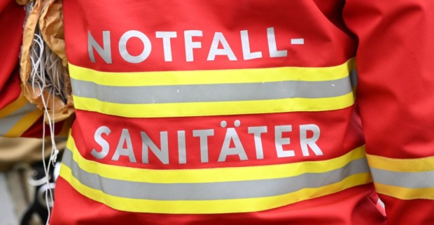 Notfallsanitäter des Rettungsdienstes bei einem schweren Verkehrsunfall auf der B168 in Piesendorf im Pinzgau.