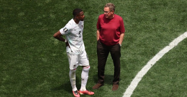Ralf Rangnick spricht nach dem WM-Aus Österreichs gegen Spanien mit David Alaba auf dem Spielfeld.