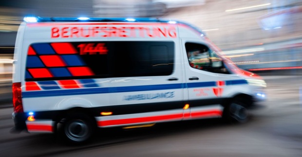 Berufsrettung Wien im Einsatz nach schwerem Stromschlag am Bahnhof Kaiserebersdorf in Wien-Simmering. Ein 32-Jähriger wurde lebensgefährlich verletzt ins Krankenhaus gebracht.