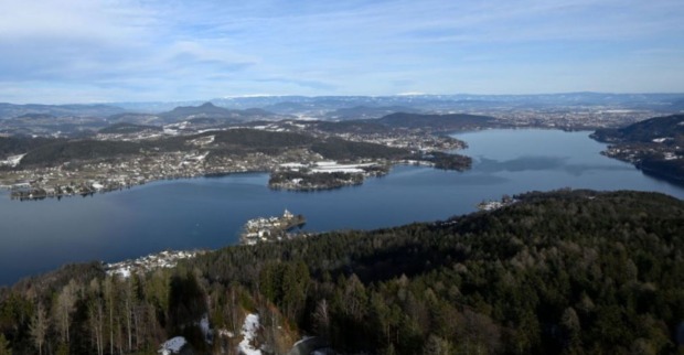 Luftaufnahme des Wörthersees in Kärnten, wo ein 21-jähriger Pkw-Lenker nach einem Auto-Unfall mit seinem Fahrzeug im See landete.