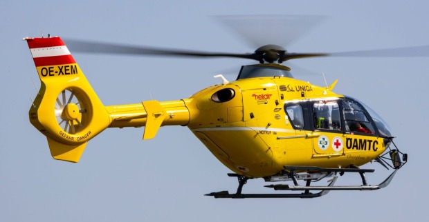 Rettungshubschrauber Christophorus 12 fliegt nach Unfall auf der A2 bei Gleisdorf eine verletzte Person ins LKH Graz