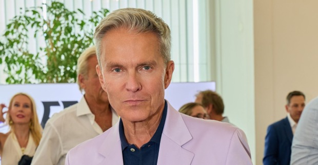 Alfons Haider bei einem Pressetermin vor den Seefestspielen Mörbisch 2026, bei denen er als „Zaza“ in „La Cage aux Folles“ sein Bühnen-Comeback feiert.
