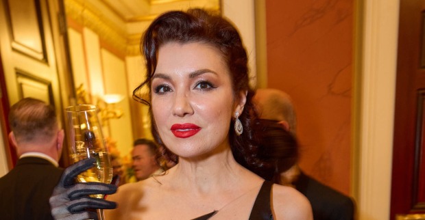 Anna Netrebko meldet sich nach ihrer Auszeit zurück. Die Opernsängerin bei einem öffentlichen Auftritt mit einem Glas Sekt in der Hand.