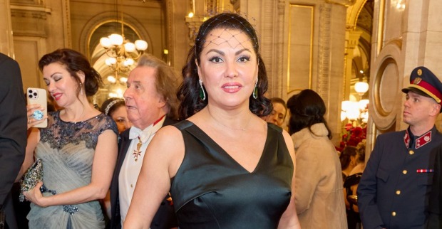 Anna Netrebko beim Opernball in Wien. Die weltberühmte Sopranistin musste wegen schwerer Erschöpfung und stimmlicher Überlastung ihre Auftritte in Madrid absagen.