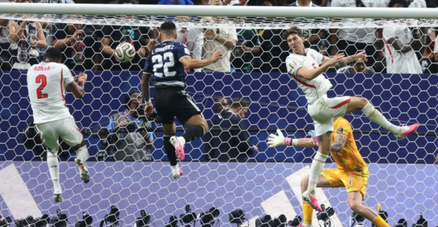 Argentinien Tor gegen England Halbfinale WM Lautaro Martinez Kopfball entscheidendes Tor Messi im Hintergrund