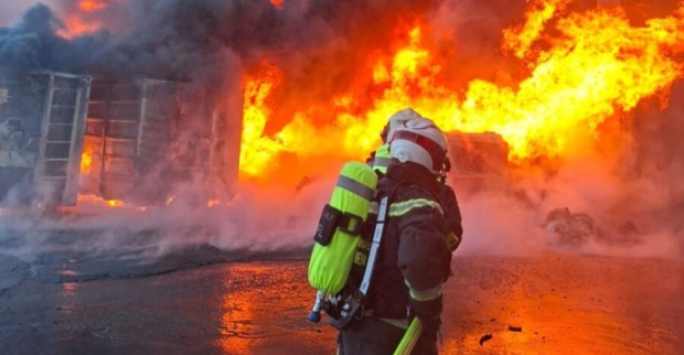 Ein Feuerwehrmann bekämpft die Flammen.