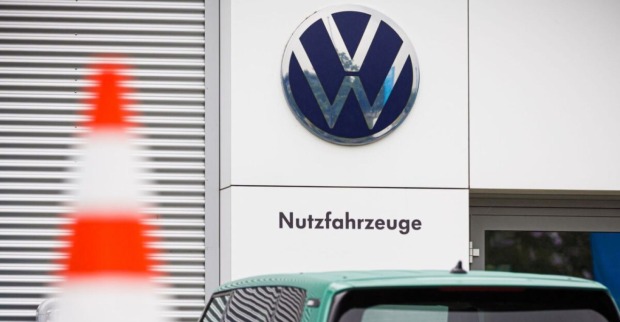 Volkswagen-Logo an einem Werk mit der Aufschrift Nutzfahrzeuge, Symbolbild für geplante Werksschließungen und Stellenabbau in Deutschland