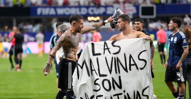 Argentinische Fußballnationalmannschaft präsentiert nach dem WM-Halbfinalsieg gegen England ein Falkland-Banner mit der Aufschrift „Las Malvinas son argentinas“.