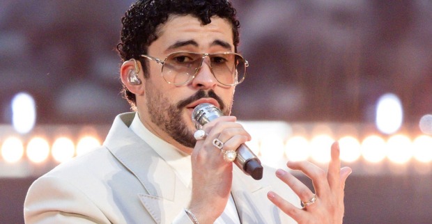 Bad Bunny singt bei seinem Konzert in Mailand, das später wegen eines schweren Unwetters mit Hagel abgebrochen und evakuiert wurde.
