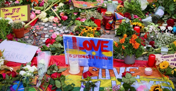 Gedenkort nach dem Berlin-CSD-Anschlag mit Blumen, Kerzen, Regenbogenflaggen und Botschaften für die Opfer des Terroranschlags in Berlin.