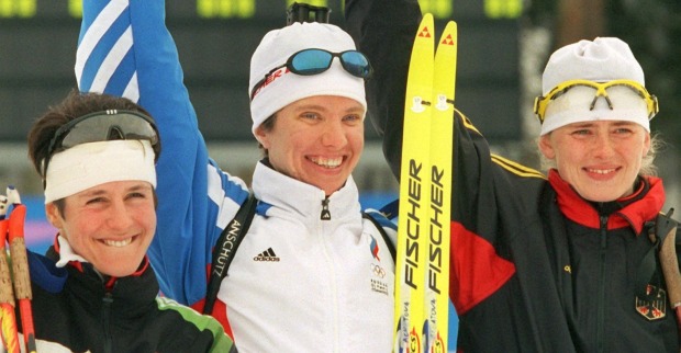 Biathlon-Olympiasiegerin Galina Kuklewa während der Siegerehrung von Olympia 1998 im japanischen Nagano