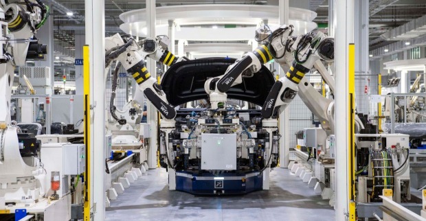 BMW Stellenabbau: Roboter arbeiten in einer automatisierten Produktionshalle des Autobauers. Weltweit sollen 8.000 Arbeitsplätze abgebaut werden.