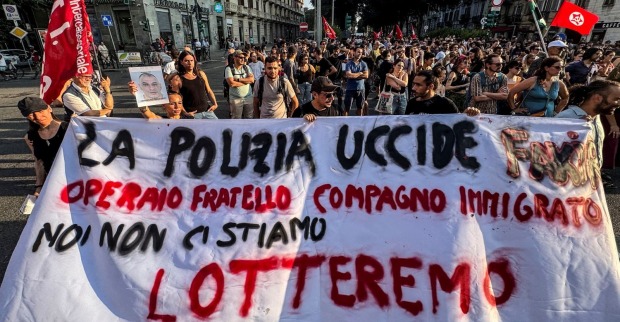 Menschedn protestieren in Bologna, Italien, nachdem ein Mann nach einem Polizeieinsatz verstorben ist