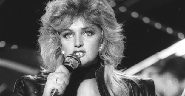 Bonnie Tyler singt auf der Bühne mit Mikrofon, schwarz-weiß Aufnahme, ikonischer Look der 1980er Jahre