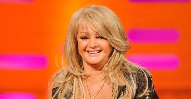 Bonnie Tyler lächelt während eines TV-Auftritts in die Kamera. Die Sängerin wurde mit Hits wie „Total Eclipse of the Heart“ und „It's a Heartache“ weltberühmt.