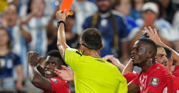 Breel Embolo erhält im WM-Viertelfinale gegen Argentinien die Rote Karte nach einem VAR-Eingriff. Laut IFAB war der Platzverweis regelwidrig.