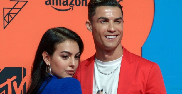 Cristiano Ronaldo und Georgina Rodríguez posieren gemeinsam auf einem roten Teppich. Das Paar unterstützt sich seit Jahren und sorgt auch während der WM 2026 immer wieder für Schlagzeilen.