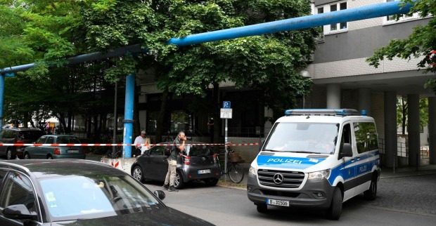 Polizei vor einem Wohngebäude.