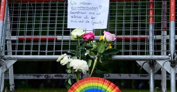 Regenbogensymbol an einem Gitter.