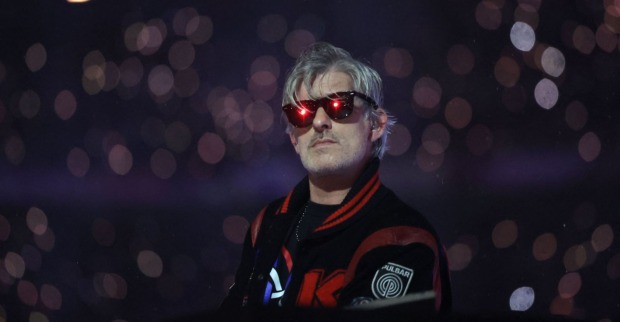 DJ Kavinsky bei einem Live-Auftritt am DJ-Pult in Paris