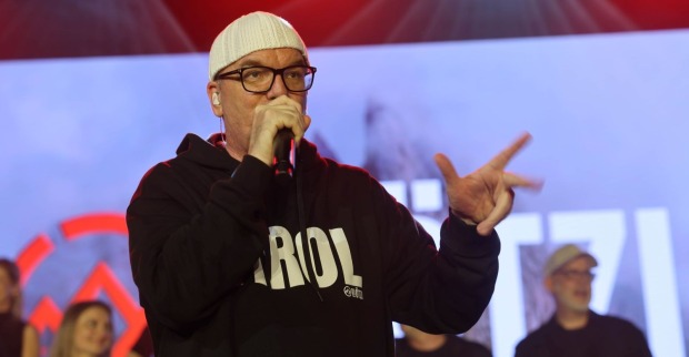DJ Ötzi bei einem Live-Auftritt auf der Bühne. Der Sänger spricht offen über seine Nervosität und Angst vor jedem Konzert.