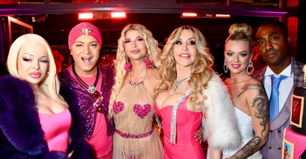 Dolly Buster posiert gemeinsam mit weiteren Prominenten bei einem Society-Event. Die Erotik-Ikone wird als Gast der Almrauschparty in Kitzbühel erwartet.