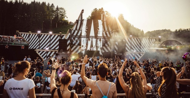 Viele Menschen vor einer Bühne am Electric Love Festival.