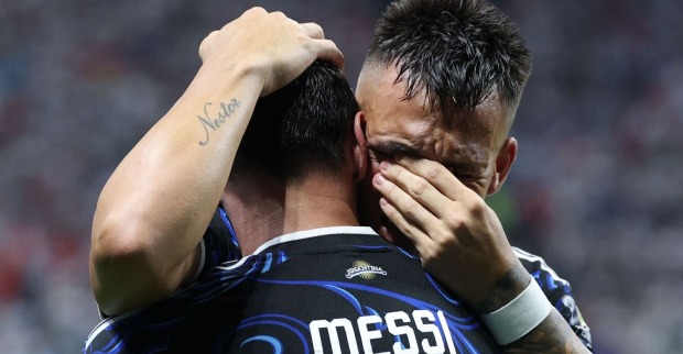 England – Argentinien: Lautaro Martínez weint nach seinem Siegtreffer im WM-Halbfinale in den Armen von Lionel Messi und feiert den Finaleinzug.