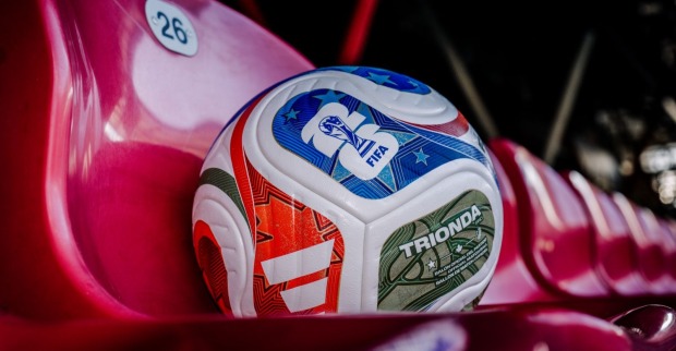 Der WM-Ball Trionda als Symbolbild für die Live-Übertragung des WM-Halbfinales zwischen England und Argentinien