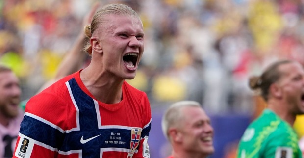 Erling Haaland jubelt nach seinem Doppelpack beim 2:1-Sieg Norwegens gegen Brasilien im WM-Achtelfinale der WM 2026 ausgelassen mit seinen Teamkollegen.