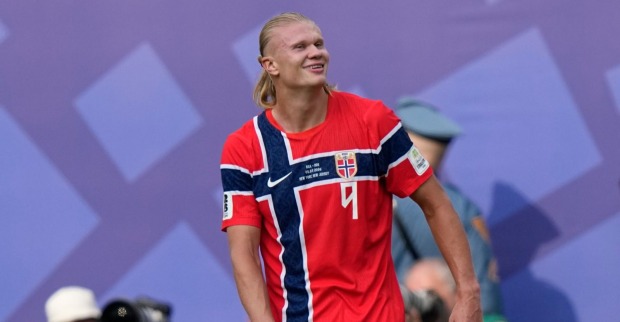 Erling Haaland im Trikot der norwegischen Nationalmannschaft bei der WM 2026, nachdem der Stürmer mit starken Leistungen für Norwegen begeistert.