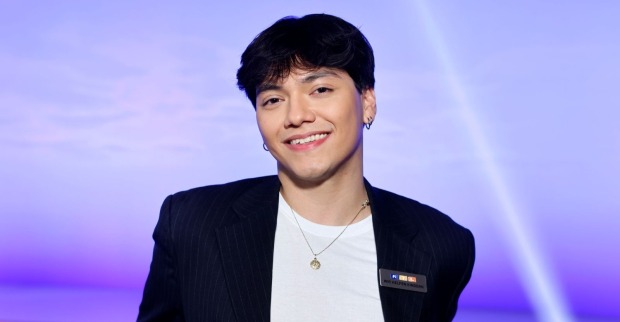 ESC-Sieger JJ (Johannes Pietsch) vor seiner Typveränderung mit dunklen Haaren bei einem öffentlichen Auftritt.
