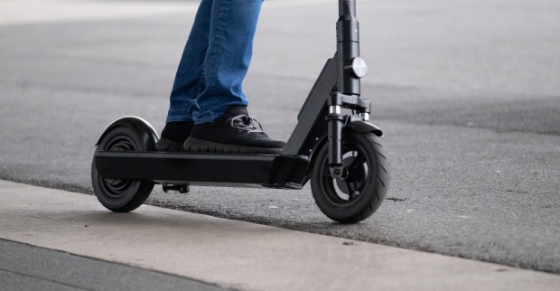 E-Tretroller: Zwei Jugendliche flüchteten mit E-Scootern vor einer Polizeikontrolle.