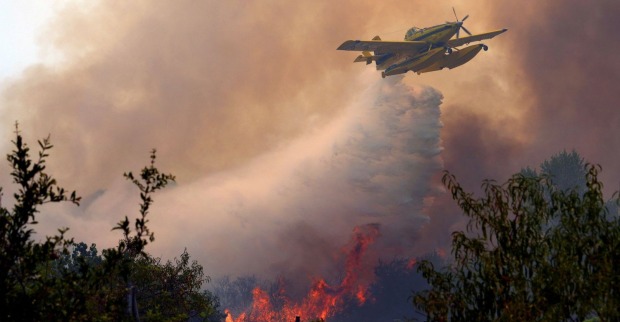 Löschflugzeug bekämpft Waldbrand in Europa vor gewaltiger Rauchsäule – Experten warnen vor gefährlichen Feuerwolken.