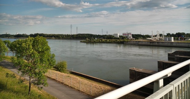 Schleuse Freudenau Wien Donau Kaimauer Kraftwerk Kreuzfahrtschiff Unfall Ort der Kollision