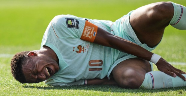 Kylian Mbappé verletzt am Boden beim Spiel Frankreich Marokko bei der WM 2026 mit Schmerzen am Knöchel