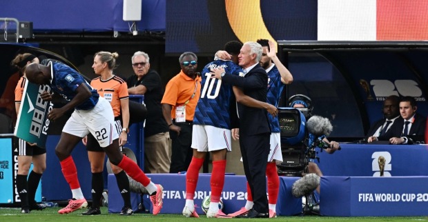 Kylian Mbappé und Didier Deschamps umarmen sich nach seinem Tor gegen Schweden.