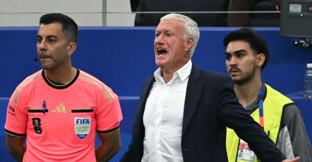 Didier Deschamps beschwert sich beim Schiedsrichter im WM-Halbfinale Frankreich gegen Spanien nach umstrittenem Elfmeter