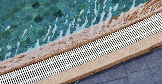 Ansicht eines Schwimmbeckens in einem Freibad