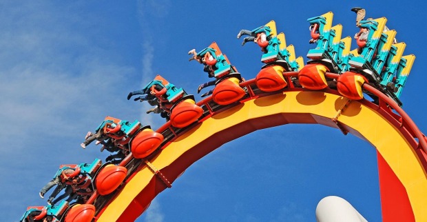Symbolbild: Achterbahn in einem Freizeitpark – im Gardaland am Gardasee kam es zu einem Brand.