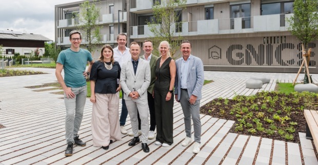 Bei der Eröffnung: Vizebürgermeister Kay-Michael Dankl, Stadträtin Anna Schiester, Stadtrat a.D. Johann Padutsch, Bürgermeister Bernhard Auinger, Dir. Michael Schober Heimat Österreich, Landtagsabgeordnete Nicole Leitner, Landesrat Wohnbau Martin Zauner (v. li.).