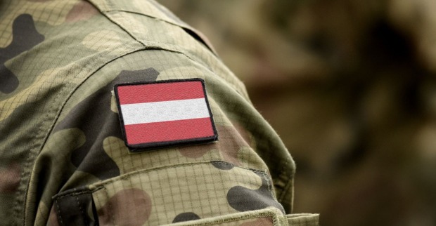 Bundesheer Soldat mit Österreich-Abzeichen auf Uniform bei militärischer Übung, Symbolbild für schweren Unfall mit Granate bei Schießübung in Judenburg