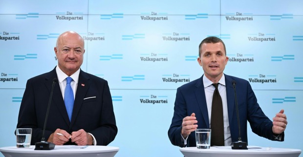 Markus Gstöttner neuer ÖVP Generalsekretär neben Bundeskanzler Christian Stocker bei Pressekonferenz der Volkspartei in Wien