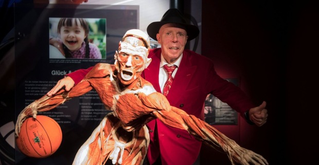 Gunther von Hagens posiert neben einem plastinierten menschlichen Körper in seiner weltbekannten „Körperwelten“-Ausstellung.