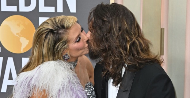 Heidi Klum und Tom Kaulitz küssen sich bei einem Red-Carpet-Auftritt. Der Musiker spricht jetzt über ihr erstes Treffen und den Beginn ihrer Liebesgeschichte.