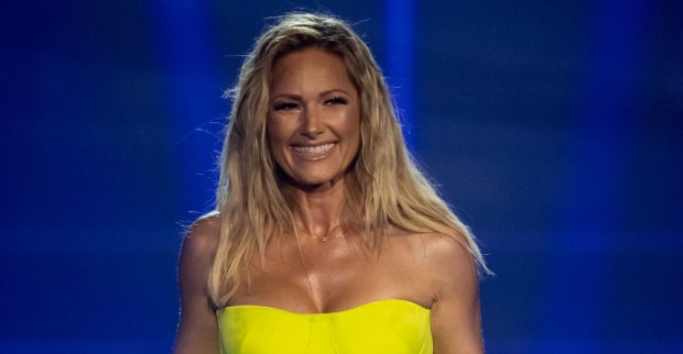 Helene Fischer lächelt auf der Bühne während ihres Konzerts. Die Schlager-Queen begeistert ihre Fans mit der spektakulären 360°-Tour und ihrer Show in Wien.