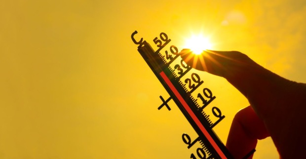 Thermometer mit über 35 Grad Celsius in der Sonne als Symbol für Hitzewelle in Österreich