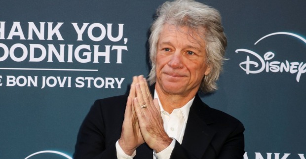 Jon Bon Jovi bei einer Filmpremiere in schwarzem Anzug – der Rockmusiker musste ein Konzert im Madison Square Garden wegen einer Nebenhöhlenentzündung vorzeitig abbrechen.