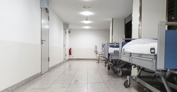 Poolunfall: Krankenhausflur mit Krankenbetten. Nach einem tragischen Poolunfall wurde ein einjähriger Junge zunächst für tot erklärt, bevor ein Gerichtsmediziner einen Herzschlag entdeckte.